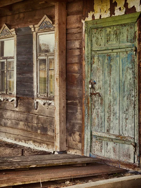 Altes Hölzernes Dorfhaus Und Tür — Stockfoto