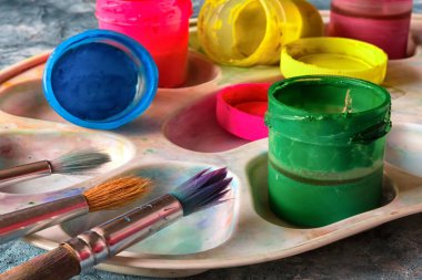 Sanat boyaları ve fırçalar, sanatçı için aksesuarlar