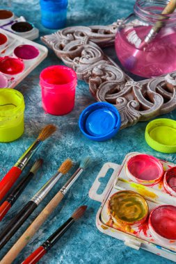 Sanat boyaları ve fırçalar, sanatçı için aksesuarlar