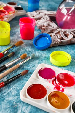 Sanat boyaları ve fırçalar, sanatçı için aksesuarlar