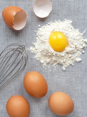 yumurta, un, ev aksesuarları gri arka plan üzerinde pişirme