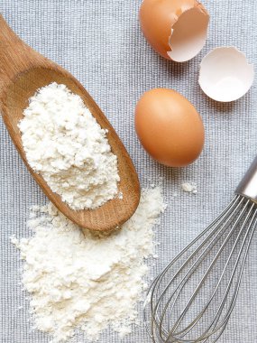 yumurta, un, ev aksesuarları gri arka plan üzerinde pişirme