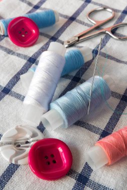 Pastel renk arka plan, terzi ve tasarımcı masası, el sanatları aksesuarlar, konu rulo, makas 