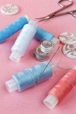 Pastel renk arka plan, terzi ve tasarımcı masası, el sanatları aksesuarlar, konu rulo, makas 