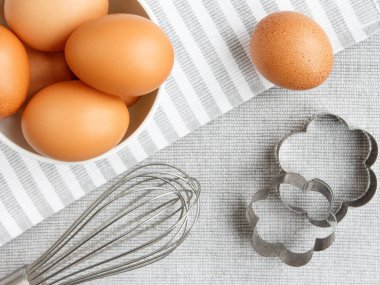 yumurta, un, ev aksesuarları gri arka plan üzerinde pişirme