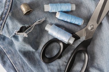 Pastel renk arka plan, terzi ve tasarımcı masası, el sanatları aksesuarlar, konu rulo, makas 