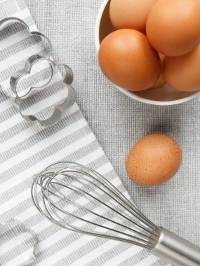 yumurta, un, ev aksesuarları gri arka plan üzerinde pişirme