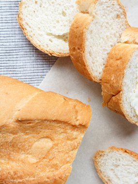 Fransız taze ekmek baget ile ahşap kesme tahtası ve buğday poolish