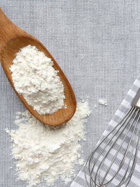 yumurta, un, ev aksesuarları gri arka plan üzerinde pişirme