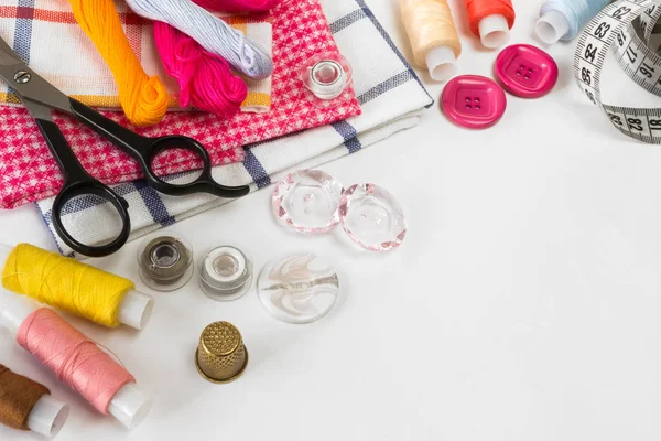 Pastel renk arka plan, terzi ve tasarımcı masası, el sanatları aksesuarlar, konu rulo, makas 