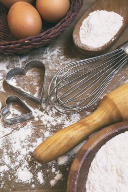 Yemekleri ware ve ahşap masa pişirme için farklı malzemeler