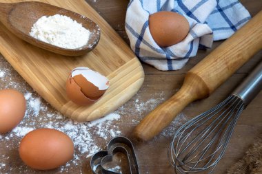 Yemekleri ware ve ahşap masa pişirme için farklı malzemeler