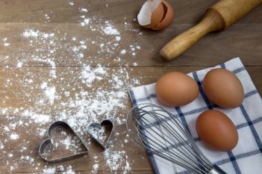 Yemekleri ware ve ahşap masa pişirme için farklı malzemeler