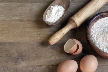 Yemekleri ware ve ahşap masa pişirme için farklı malzemeler