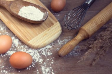 Yemekleri ware ve ahşap masa pişirme için farklı malzemeler