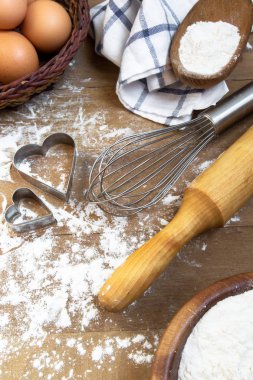 Yemekleri ware ve ahşap masa pişirme için farklı malzemeler