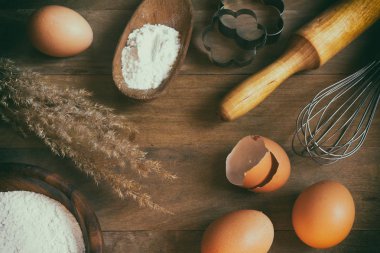 Yemekleri ware ve ahşap masa pişirme için farklı malzemeler