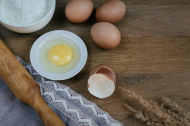 Yemekleri ware ve ahşap masa pişirme için farklı malzemeler