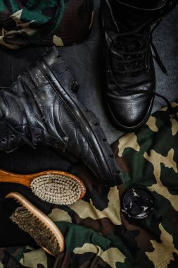 Ayakkabı Bakım. Ayakkabı balmumu, çizme ve fırçalar ahşap yüzey üzerinde. Vintage etkisi ile düzenlenen görüntü