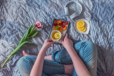 Sabah bahar yaz hafta sonu, bir kitap ve içecek sıcak çay tatlılar okuyunca