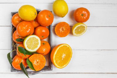 Portakal, limon, narenciye meyve düz üst model beyaz ahşap arka plan üzerinde göster
