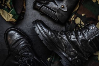 askeri kamuflaj üniforma ve bot. Askeri öğeleri şişeyi silah karanlık bir arka plan üzerinde bir dizi