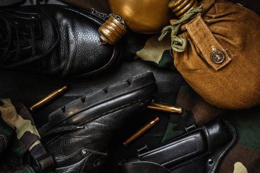 askeri kamuflaj üniforma ve bot. Askeri öğeleri şişeyi silah karanlık bir arka plan üzerinde bir dizi