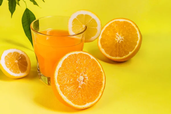 Cítricos Limón Naranja Una Canasta Jugo Sobre Fondo Amarillo Dieta — Foto de Stock
