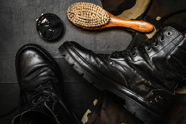 Schuhpflege Schuhwachs Stiefel Und Bürsten Auf Holzoberfläche Bearbeitetes Bild Mit — Stockfoto