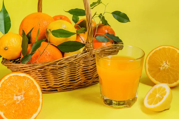 Cítricos Limón Naranja Una Canasta Jugo Sobre Fondo Amarillo Dieta — Foto de Stock