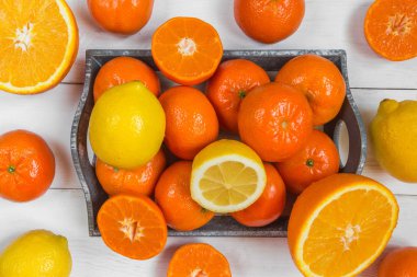 Portakal, limon, narenciye meyve düz üst model beyaz ahşap arka plan üzerinde göster