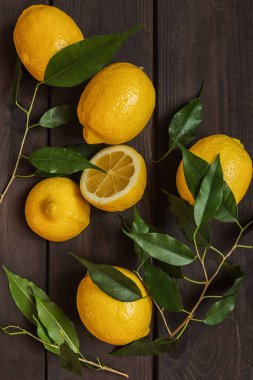 limon, narenciye üstten görünüm desen koyu ahşap arka plan üzerinde düz.