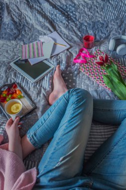 Sabah bahar yaz hafta sonu, bir kitap ve içecek sıcak çay tatlılar okuyunca