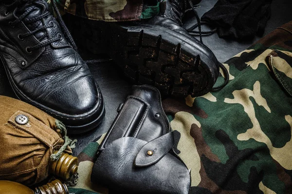 Uniforme Camuflagem Militar Botas Conjunto Itens Militares Flask Gun Fundo — Fotografia de Stock