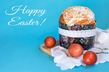 Paskalya tablo Easter kek ve Paskalya yumurta ile mavi bir arka plan üzerinde bir vazoda çiçekli dal, Paskalya arka plan ile bir yazıt Mutlu Paskalya