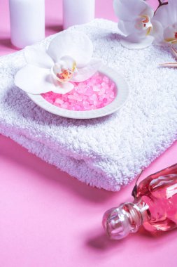 Spa güzellik kozmetik yukarıdan pembe tablo. Kopya alanı düz yatıyordu