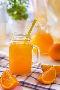 Bir cam ve pencere sabah masada taze portakal portakal suyu