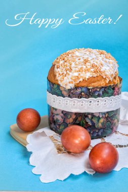 Paskalya tablo Easter kek ve Paskalya yumurta ile mavi bir arka plan üzerinde bir vazoda çiçekli dal, Paskalya arka plan ile bir yazıt Mutlu Paskalya