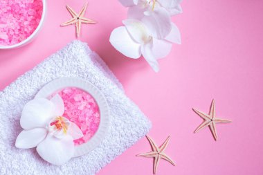 Spa güzellik kozmetik yukarıdan pembe tablo. Kopya alanı düz yatıyordu