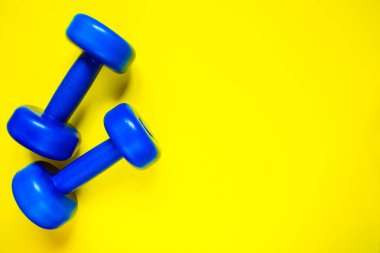 Sağlıklı yaşam tarzı, sağlıklı alışkanlıkları. Detoks su, meyve salatası, spor ekipman dumbbells mavi arka plan üstte görüntülemek kopya alanı