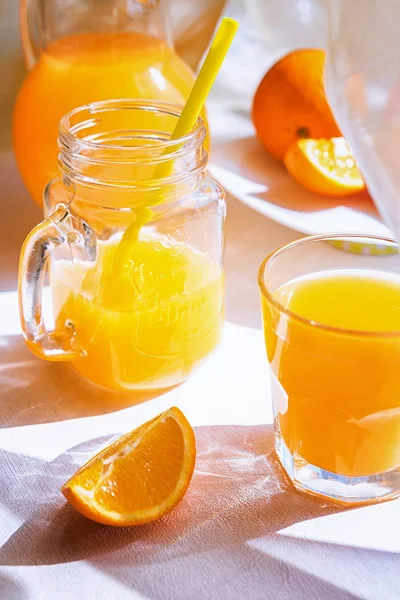 ガラスのコップと素朴なスタイルで夏の午後のテーブル朝食に新鮮なフルーツ オレンジ ジュース — ストック写真