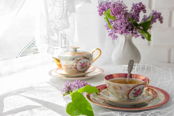 Strauß Rosa Blumen Rosen Und Weißer Service Auf Der Fensterbank — Stockfoto