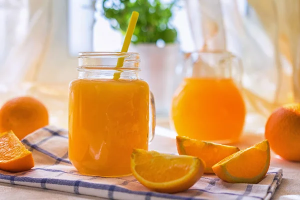 Zumo Naranja Vaso Naranjas Frescas Mesa Junto Ventana Por Mañana — Foto de Stock