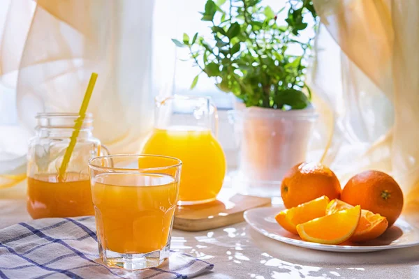 Zumo Naranja Vaso Naranjas Frescas Mesa Junto Ventana Por Mañana — Foto de Stock