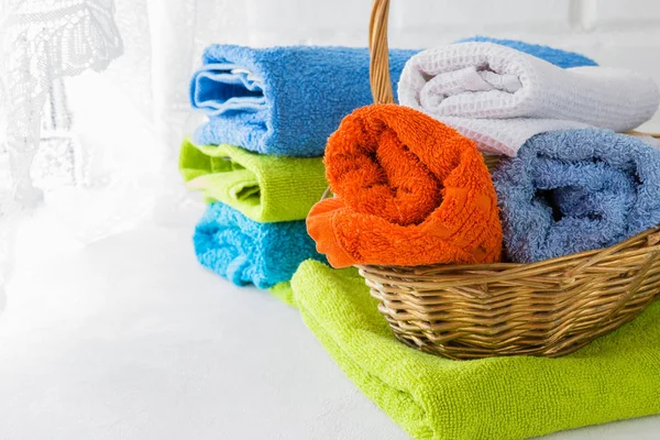 Stapel Sauberer Weicher Handtücher Auf Weißem Hintergrund — Stockfoto