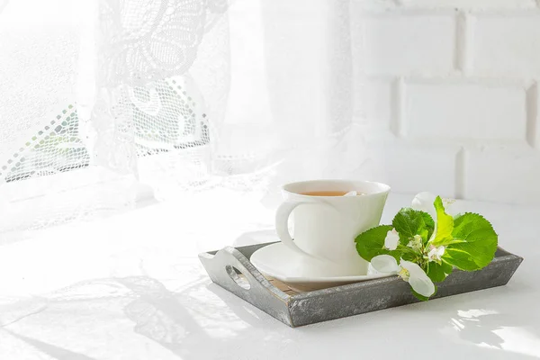 Strauß Rosa Blumen Rosen Und Weißer Service Auf Der Fensterbank — Stockfoto