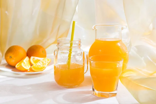 Zumo Naranja Con Una Taza Vidrio Fruta Fresca Desayuno Mesa — Foto de Stock