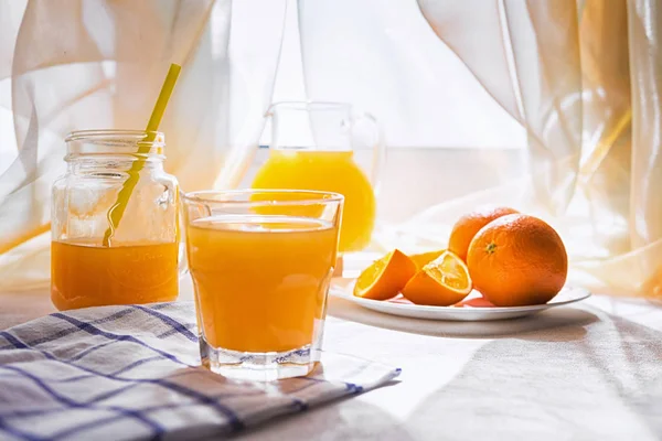 Zumo Naranja Con Una Taza Vidrio Fruta Fresca Desayuno Mesa — Foto de Stock