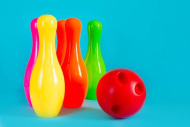 Bowling ve kopya alanı ile mavi bir arka plan üzerinde çocuk Bovling oynamak için Top