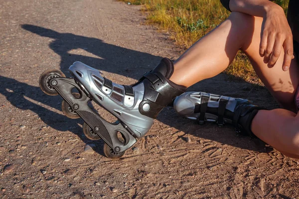 Gadis Remaja Rollerblading Jalan Pedesaan Pada Malam Musim Panas Matahari — Stok Foto